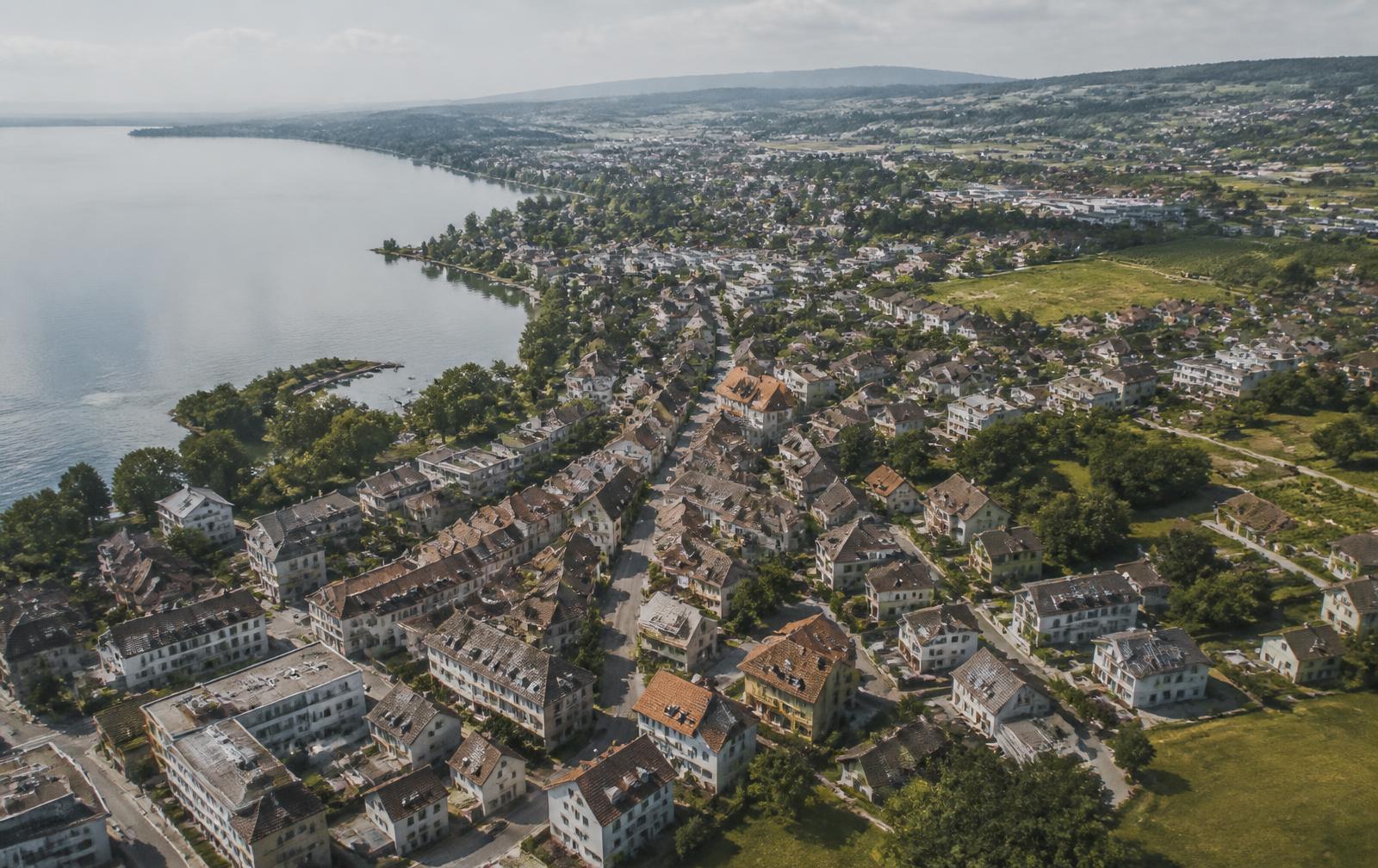 Vue aérienne d’une ville lacustre du Nord vaudois